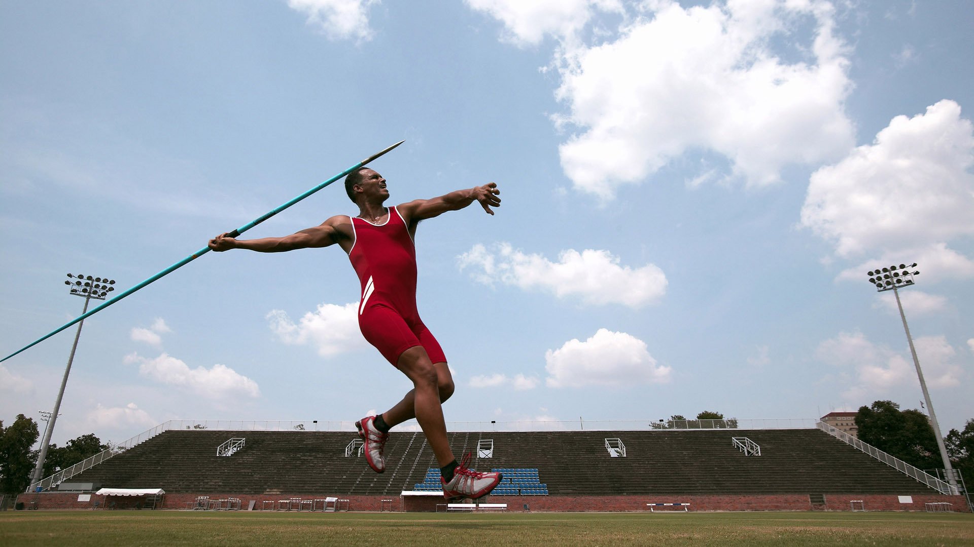 分区决赛四强战对决在即！上海申花演练定位球，圣安东尼奥马刺密集防守应对